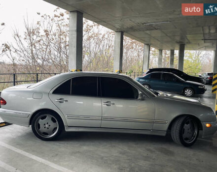 Серый Мерседес Е-Класс, объемом двигателя 3.2 л и пробегом 490 тыс. км за 4099 $, фото 1 на Automoto.ua