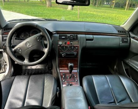 Серый Мерседес Е-Класс, объемом двигателя 2.2 л и пробегом 300 тыс. км за 4600 $, фото 9 на Automoto.ua