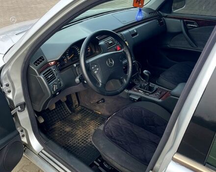 Серый Мерседес Е-Класс, объемом двигателя 2 л и пробегом 320 тыс. км за 4500 $, фото 6 на Automoto.ua