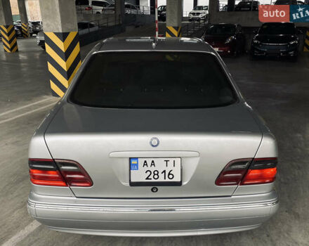 Серый Мерседес Е-Класс, объемом двигателя 3.2 л и пробегом 490 тыс. км за 4099 $, фото 3 на Automoto.ua