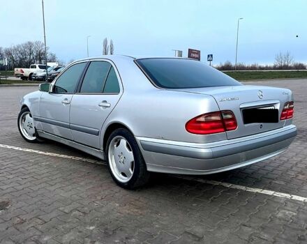 Серый Мерседес Е-Класс, объемом двигателя 2 л и пробегом 320 тыс. км за 4500 $, фото 3 на Automoto.ua