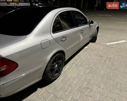 Серый Мерседес Е-Класс, объемом двигателя 2.2 л и пробегом 340 тыс. км за 6300 $, фото 5 на Automoto.ua