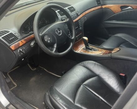 Сірий Мерседес Е-Клас, об'ємом двигуна 2.6 л та пробігом 360 тис. км за 3650 $, фото 4 на Automoto.ua