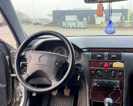 Серый Мерседес Е-Класс, объемом двигателя 2 л и пробегом 320 тыс. км за 4500 $, фото 7 на Automoto.ua