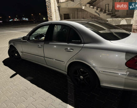 Серый Мерседес Е-Класс, объемом двигателя 2.2 л и пробегом 340 тыс. км за 6300 $, фото 2 на Automoto.ua