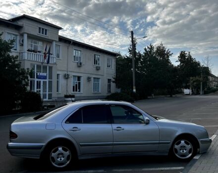 Серый Мерседес Е-Класс, объемом двигателя 2.2 л и пробегом 300 тыс. км за 4600 $, фото 2 на Automoto.ua