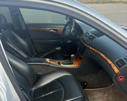 Сірий Мерседес Е-Клас, об'ємом двигуна 2.6 л та пробігом 330 тис. км за 6800 $, фото 6 на Automoto.ua