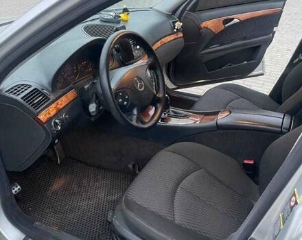 Серый Мерседес Е-Класс, объемом двигателя 2.1 л и пробегом 330 тыс. км за 6200 $, фото 2 на Automoto.ua