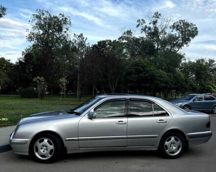 Серый Мерседес Е-Класс, объемом двигателя 2.2 л и пробегом 300 тыс. км за 4600 $, фото 3 на Automoto.ua