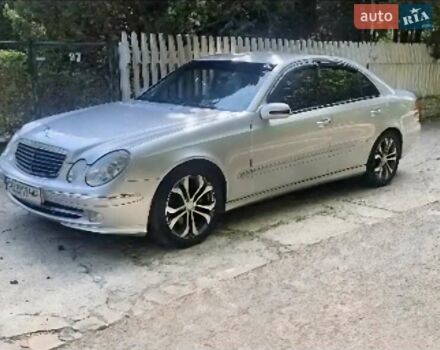 Мерседес Е-Клас 2003 у Чопе на Automoto.ua Сірий Мерседес Е-Клас, об'ємом двигуна 3.2 л та пробігом 388 тис. км за 10000 $, фото 2 на Automoto.ua