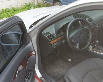 Серый Мерседес Е-Класс, объемом двигателя 2.15 л и пробегом 391 тыс. км за 4000 $, фото 2 на Automoto.ua