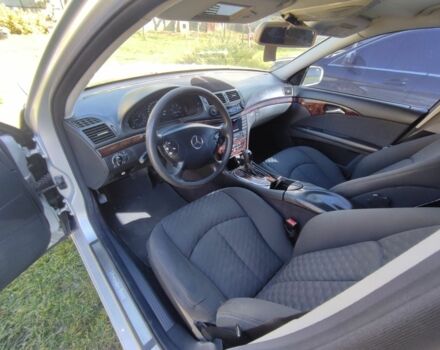 Серый Мерседес Е-Класс, объемом двигателя 2.1 л и пробегом 420 тыс. км за 5600 $, фото 4 на Automoto.ua