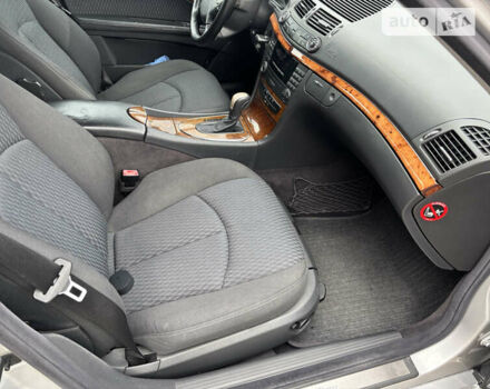 Сірий Мерседес Е-Клас, об'ємом двигуна 2.2 л та пробігом 361 тис. км за 7000 $, фото 16 на Automoto.ua