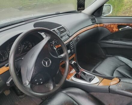 Серый Мерседес Е-Класс, объемом двигателя 2.2 л и пробегом 406 тыс. км за 2650 $, фото 6 на Automoto.ua