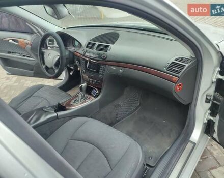 Серый Мерседес Е-Класс, объемом двигателя 2.1 л и пробегом 400 тыс. км за 5300 $, фото 9 на Automoto.ua
