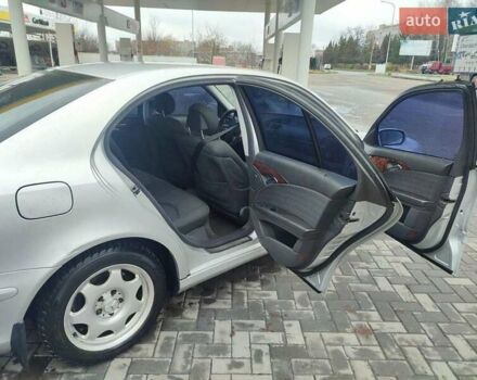 Серый Мерседес Е-Класс, объемом двигателя 2.1 л и пробегом 400 тыс. км за 5300 $, фото 6 на Automoto.ua