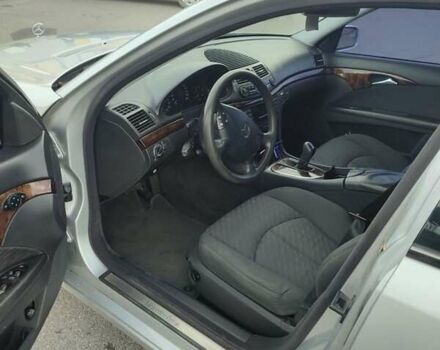 Серый Мерседес Е-Класс, объемом двигателя 2.2 л и пробегом 412 тыс. км за 5500 $, фото 2 на Automoto.ua