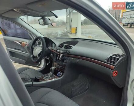 Серый Мерседес Е-Класс, объемом двигателя 2.1 л и пробегом 400 тыс. км за 5300 $, фото 11 на Automoto.ua