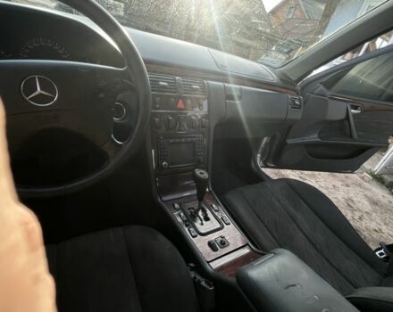 Серый Мерседес Е-Класс, объемом двигателя 3.2 л и пробегом 250 тыс. км за 1690 $, фото 4 на Automoto.ua