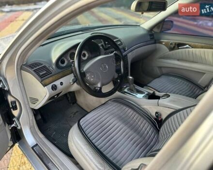 Серый Мерседес Е-Класс, объемом двигателя 4 л и пробегом 372 тыс. км за 6400 $, фото 2 на Automoto.ua