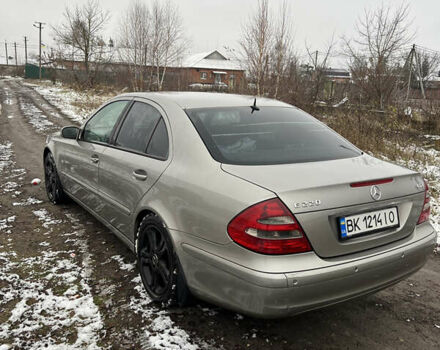 Серый Мерседес Е-Класс, объемом двигателя 2.2 л и пробегом 242 тыс. км за 5300 $, фото 4 на Automoto.ua