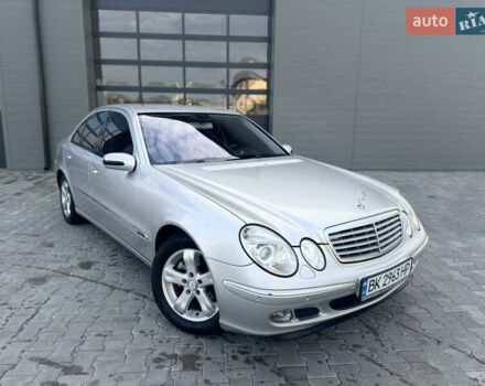 Мерседес Е-Клас 2003 у Сарнах на Automoto.ua Сірий Мерседес Е-Клас, об'ємом двигуна 2.2 л та пробігом 422 тис. км за 6999 $, фото 1 на Automoto.ua