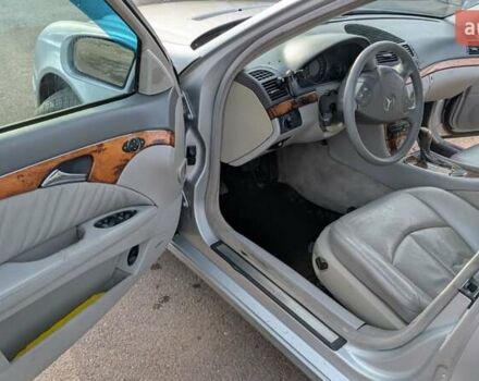 Серый Мерседес Е-Класс, объемом двигателя 2.2 л и пробегом 353 тыс. км за 3100 $, фото 7 на Automoto.ua