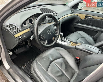 Сірий Мерседес Е-Клас, об'ємом двигуна 2.2 л та пробігом 355 тис. км за 7000 $, фото 25 на Automoto.ua