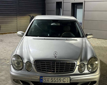 Мерседес Е-Клас 2004 у Каменце-Подольском на Automoto.ua Сірий Мерседес Е-Клас, об'ємом двигуна 2.6 л та пробігом 321 тис. км за 4999 $, фото 1 на Automoto.ua