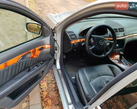 Серый Мерседес Е-Класс, объемом двигателя 2.1 л и пробегом 443 тыс. км за 8300 $, фото 11 на Automoto.ua
