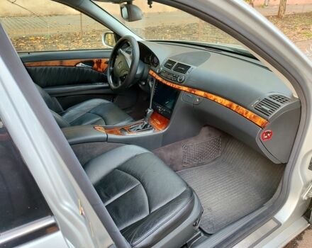 Серый Мерседес Е-Класс, объемом двигателя 2.1 л и пробегом 443 тыс. км за 8300 $, фото 10 на Automoto.ua