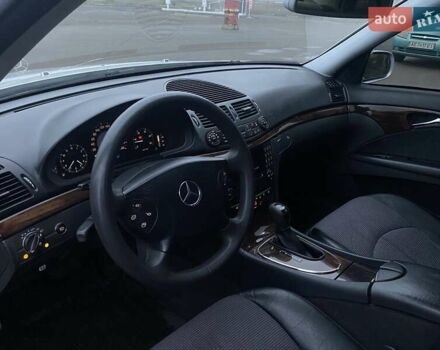 Серый Мерседес Е-Класс, объемом двигателя 3.2 л и пробегом 302 тыс. км за 8250 $, фото 14 на Automoto.ua