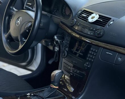 Серый Мерседес Е-Класс, объемом двигателя 2.1 л и пробегом 300 тыс. км за 5500 $, фото 11 на Automoto.ua