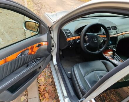 Серый Мерседес Е-Класс, объемом двигателя 2.1 л и пробегом 443 тыс. км за 8300 $, фото 12 на Automoto.ua