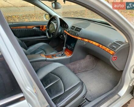 Серый Мерседес Е-Класс, объемом двигателя 2.1 л и пробегом 443 тыс. км за 8300 $, фото 9 на Automoto.ua