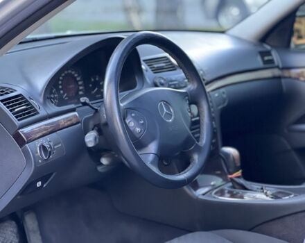 Серый Мерседес Е-Класс, объемом двигателя 2.1 л и пробегом 300 тыс. км за 5500 $, фото 3 на Automoto.ua