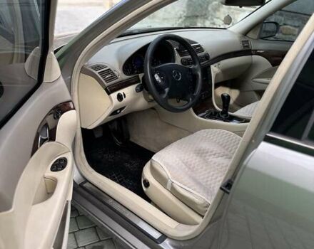 Мерседес Е-Клас 2004 у Каменце-Подольском на Automoto.ua Сірий Мерседес Е-Клас, об'ємом двигуна 2.1 л та пробігом 312 тис. км за 6600 $, фото 10 на Automoto.ua