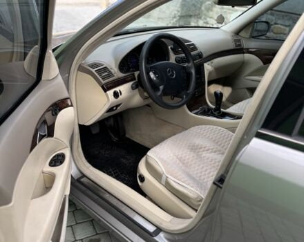 Мерседес Е-Клас 2004 у Каменце-Подольском на Automoto.ua Сірий Мерседес Е-Клас, об'ємом двигуна 2.1 л та пробігом 312 тис. км за 6600 $, фото 10 на Automoto.ua