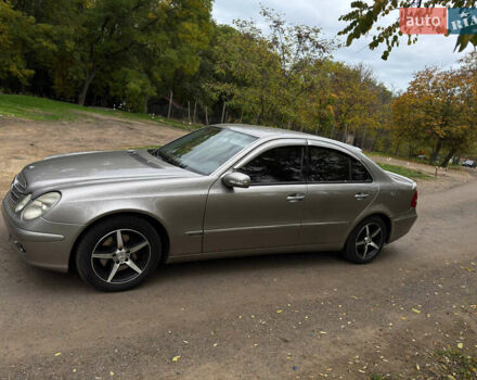 Мерседес Е-Клас 2004 у Одесі на Automoto.ua Сірий Мерседес Е-Клас, об'ємом двигуна 3.2 л та пробігом 200 тис. км за 8000 $, фото 3 на Automoto.ua
