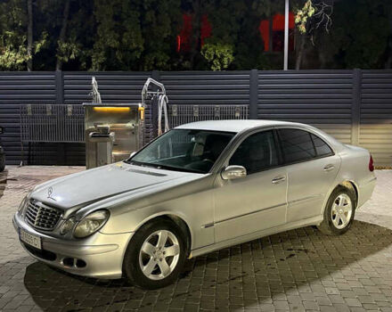 Мерседес Е-Клас 2004 у Каменце-Подольском на Automoto.ua Сірий Мерседес Е-Клас, об'ємом двигуна 2.6 л та пробігом 321 тис. км за 4999 $, фото 3 на Automoto.ua