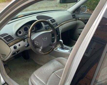 Сірий Мерседес Е-Клас, об'ємом двигуна 5 л та пробігом 350 тис. км за 8800 $, фото 13 на Automoto.ua