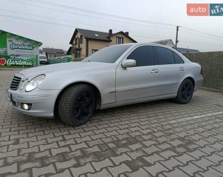 Серый Мерседес Е-Класс, объемом двигателя 2.1 л и пробегом 326 тыс. км за 7200 $, фото 1 на Automoto.ua