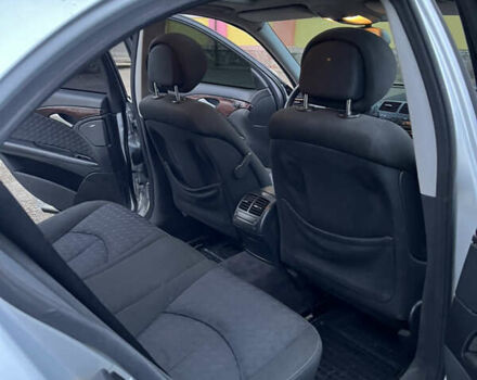 Серый Мерседес Е-Класс, объемом двигателя 2.2 л и пробегом 448 тыс. км за 6400 $, фото 11 на Automoto.ua