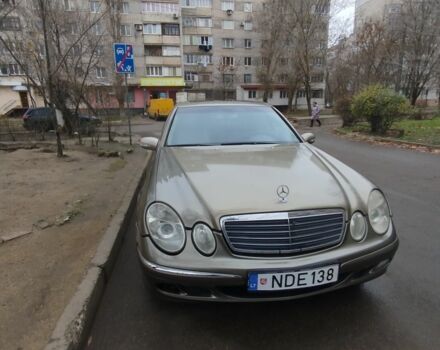 Сірий Мерседес Е-Клас, об'ємом двигуна 2 л та пробігом 500 тис. км за 3450 $, фото 1 на Automoto.ua