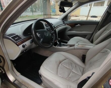 Сірий Мерседес Е-Клас, об'ємом двигуна 2 л та пробігом 500 тис. км за 3450 $, фото 6 на Automoto.ua