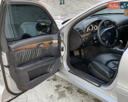 Серый Мерседес Е-Класс, объемом двигателя 3.2 л и пробегом 367 тыс. км за 8000 $, фото 13 на Automoto.ua