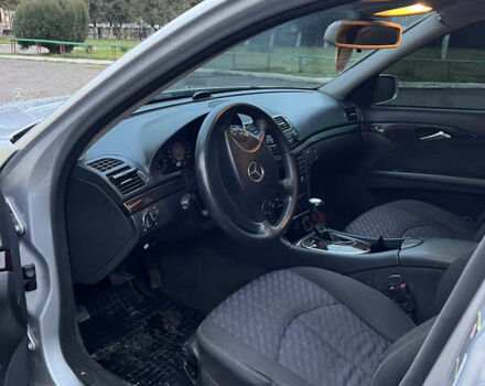 Серый Мерседес Е-Класс, объемом двигателя 2.2 л и пробегом 448 тыс. км за 6400 $, фото 9 на Automoto.ua