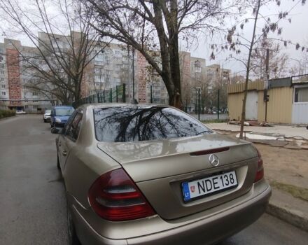 Сірий Мерседес Е-Клас, об'ємом двигуна 2 л та пробігом 500 тис. км за 3450 $, фото 3 на Automoto.ua