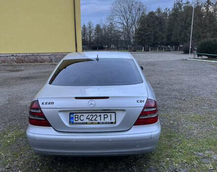 Серый Мерседес Е-Класс, объемом двигателя 2.2 л и пробегом 448 тыс. км за 6400 $, фото 5 на Automoto.ua