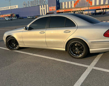 Серый Мерседес Е-Класс, объемом двигателя 3 л и пробегом 381 тыс. км за 10000 $, фото 3 на Automoto.ua